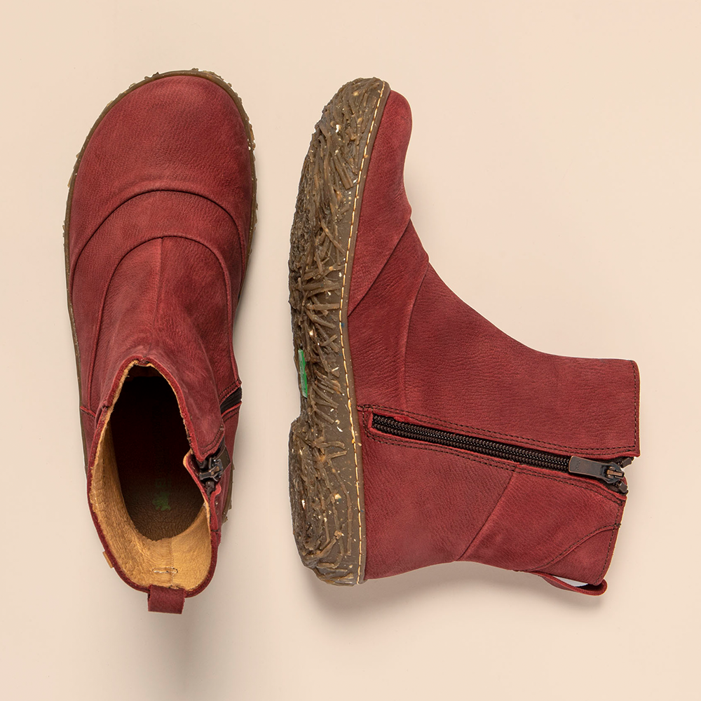 Pair of red ankle boots with zip closure for women. El Naturalista Nido style N5450