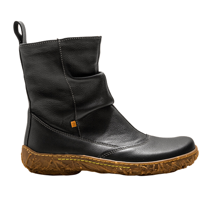 Single El Naturalista black leather ankle boot with pull on tab